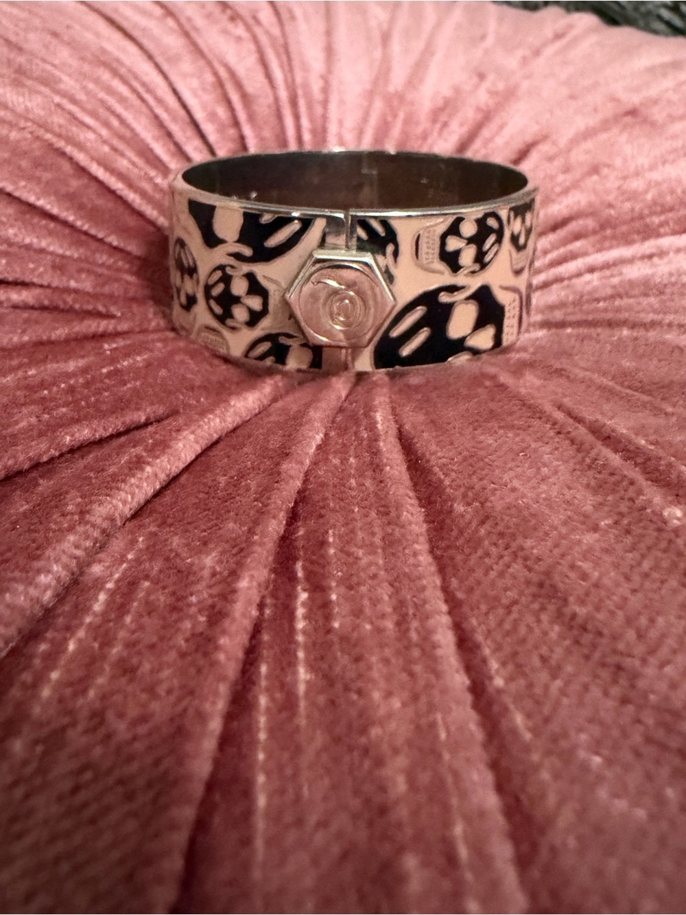 Heart Pattern Silver-Tone Bangle Bracelet in Black and Cream